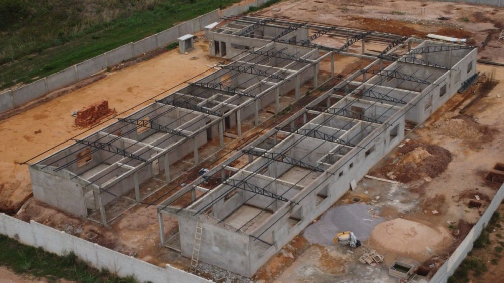 Construção de escola municipal em Paranatinga entra na fase da cobertura, confira andamento da obra