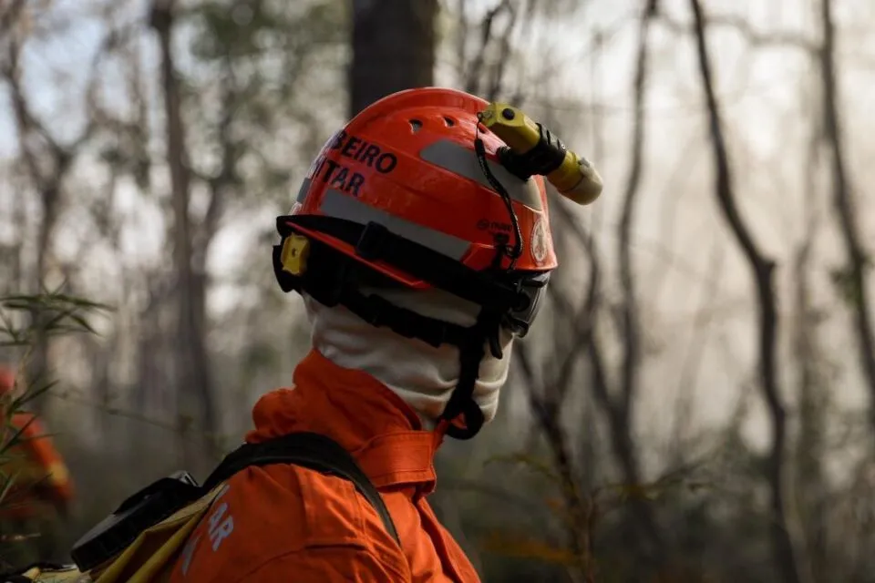 Tática ilegal sai do controle, agrava incêndio e chamas ameaçam área urbana em Paranatinga