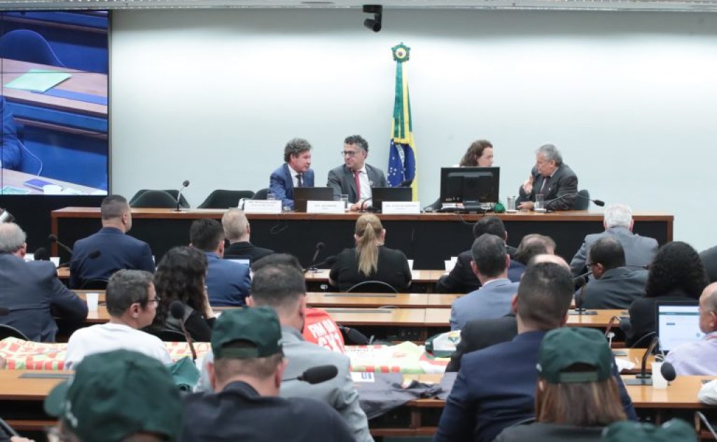 Representantes de centrais sindicais pedem fim da escala 6×1 sem transição